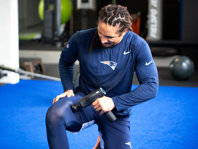 NFL Profi Jakob Johnson nutzt die Testsieger Massagepistole von Flow