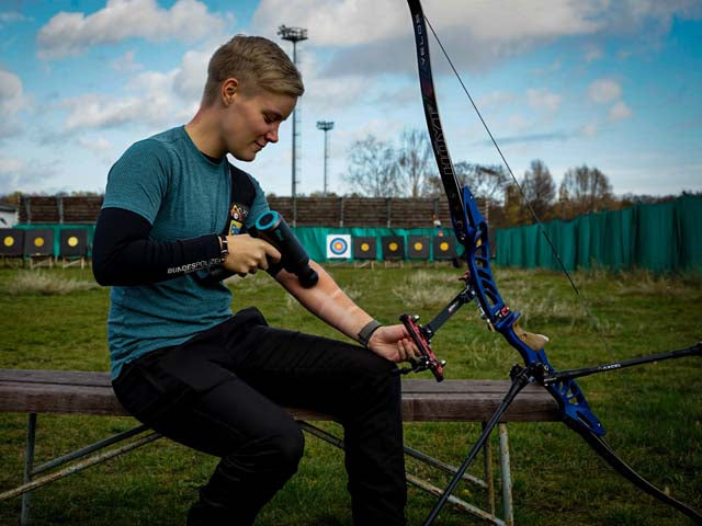 Bogen Sportlerin Michelle Kroppen nutzt die Testsieger Massagepistole von Flow