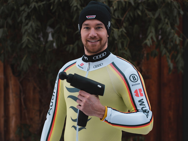 Kadersportler Ski Sebastian Holzmann verwendet die Testsieger Massagepistole Flow Elite Massagegun