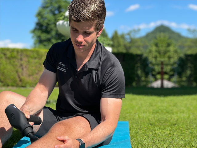 Spitzen Ruderer Torben Johannesen nutzt die Testsieger Massagepistole von Flow